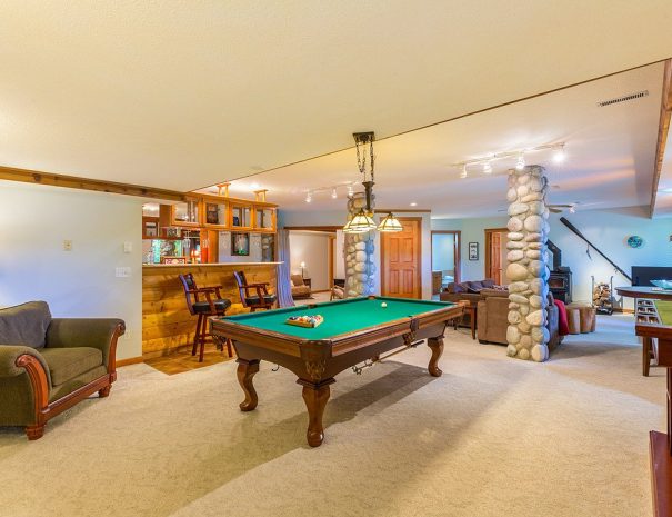 Luxury Suite - Pool Table and Bar Area